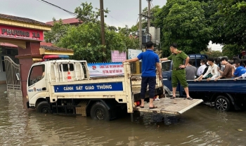 Công an Phú Thọ lấy xe chuyên dụng chở thí sinh vào trường thi tốt nghiệp