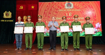 Khen thưởng đột xuất thành tích cứu người và truy bắt nhanh đối tượng ném bé trai 4 tuổi xuống sông