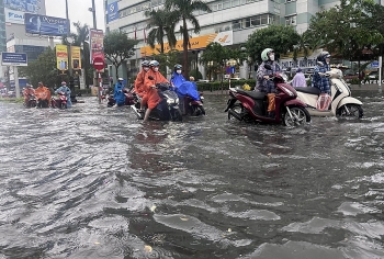 Áp thấp nhiệt đới áp sát đất liền, miền Trung mưa lớn