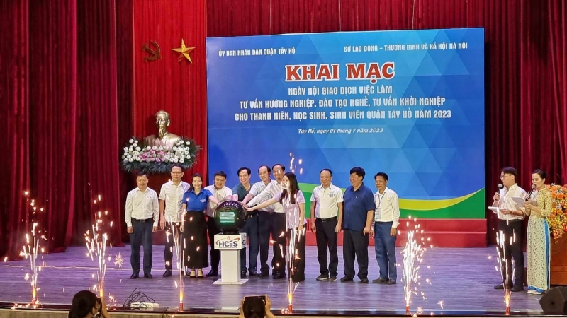 Các đại biểu bấm nút khai mạc Ngày hội giao dịch việc làm, tư vấn hướng nghiệp, đào tạo nghề, tư vấn khởi nghiệp cho thanh niên, học sinh, sinh viên quận Tây Hồ năm 2023.