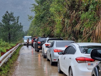 Nhiệt độ xuống thấp, du khách kéo đi săn băng tuyết trên đỉnh Mẫu Sơn