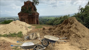 Tu bổ di tích Tháp Chăm gần nghìn năm tuổi bằng gạch đá và bê tông!