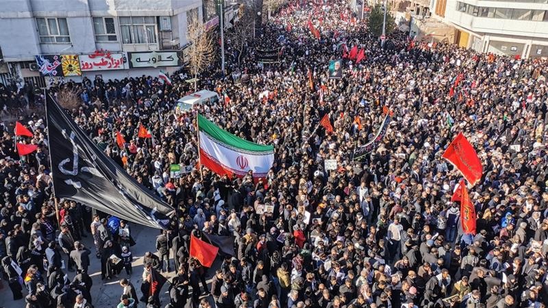 Người dân Iran dự tang lễ tướng Qasem Soleimani ở Kerman. Ảnh: AFP.