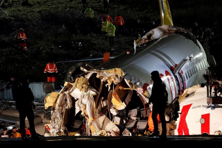 Thân máy bay bị vỡ làm 3 phần. Ảnh: Reuters.