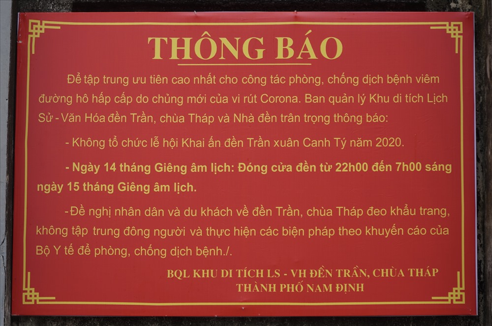 Thông báo dừng phát ấn được ban quản lý treo ngay trước cổng đền. Ảnh: TAN.