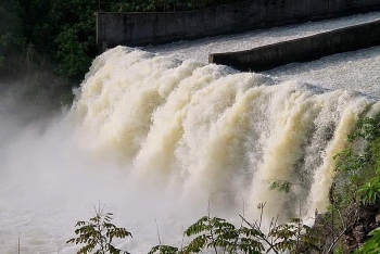 Hà Tĩnh: Mưa lớn kéo dài, hồ Kẻ Gỗ tăng lưu lượng nước xả tràn