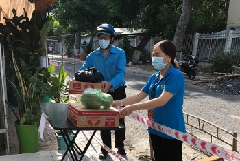 Tiền Giang: Công đoàn giáo dục tặng 200 phần quà cho giáo viên và học sinh ở khu phong tỏa, vùng cách ly