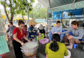 Hàng trăm suất cơm trao tặng người dân khó khăn