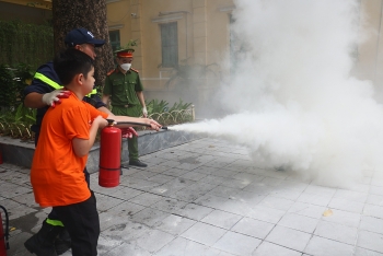 Học sinh Hà Nội hào hứng với chương trình trải nghiệm “Chúng em là lính cứu hỏa”