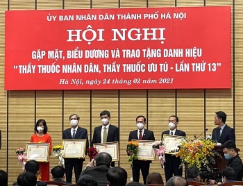 Hà Nội: Trao tặng danh hiệu “Thầy thuốc ưu tú” cho Giám đốc Bệnh viện Hữu nghị Việt Nam – Cu Ba