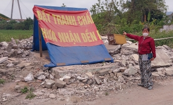 Dân có nhà trên đất, chính quyền bảo không đúng; đất người này bồi thường người khác, rồi cắt tái định cư