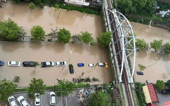 Mưa dông kéo dài nhiều tỉnh thành Miền Bắc bị ngập lụt